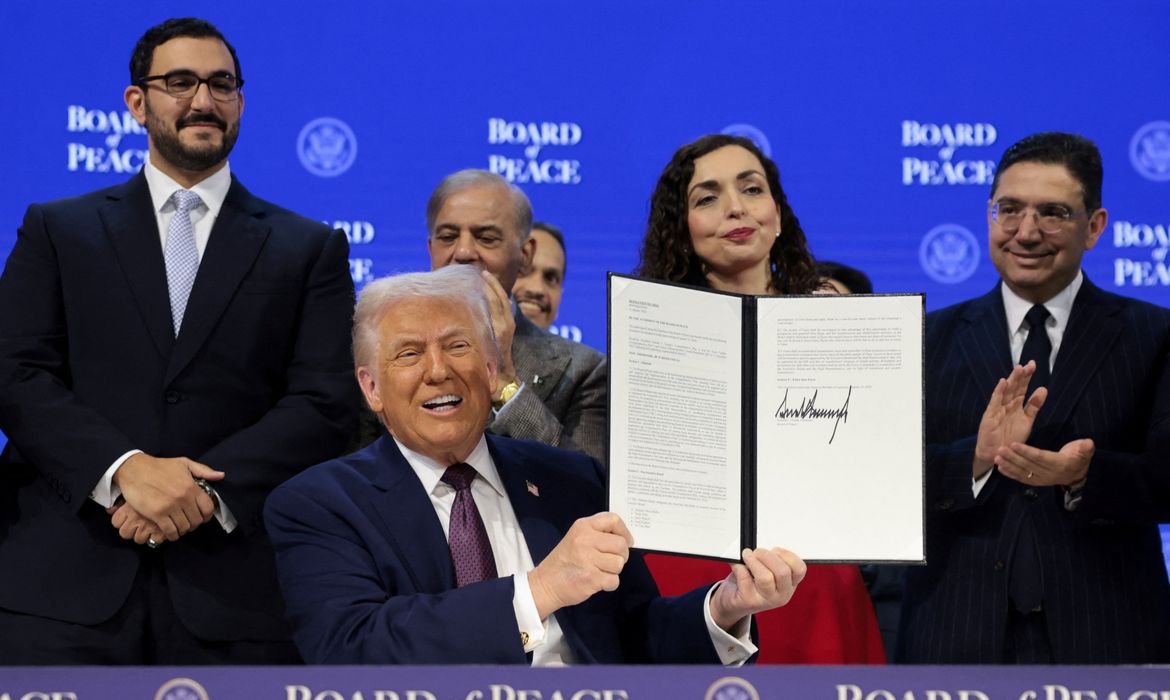 REUTERS/Jonathan Ernst - Proibido reprodução U.S. President Donald Trump takes part in a charter announcement for his Board of Peace initiative aimed at resolving global conflicts, alongside the 56th annual World Economic Forum (WEF), in Davos, Switzerland, January 22, 2026. REUTERS/Jonathan Ernst