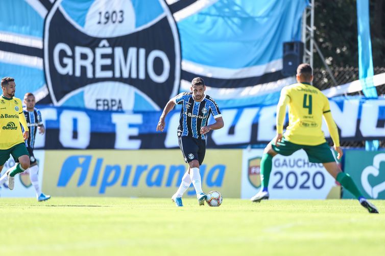 Diego Souza marca no confronto entre Gremio e Ypiranga, 1 a 1, estadual