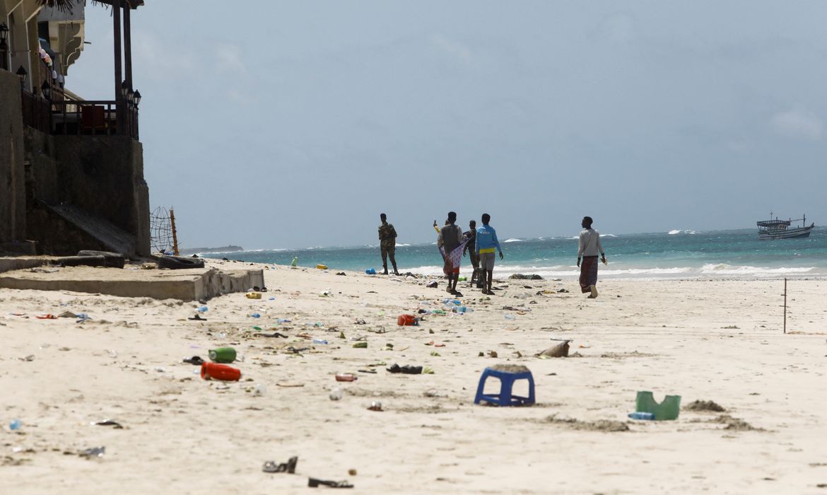 People walk at the scene of an explosion that occurred while revellers were swimming at the Lido beach in Mogadishu, Somalia August 3, 2024. Reuters/Feisal Omar/Proibida reprodução