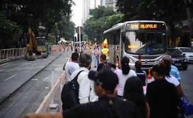 Pontos de ônibus operam no meio da pista no primeiro dia útil da interdição que fechará por um ano três pistas da Avenida Rio Branco para implantação do veículo leve sobre trilhos (VLT) (Fernando Frazão/Agência Brasil)