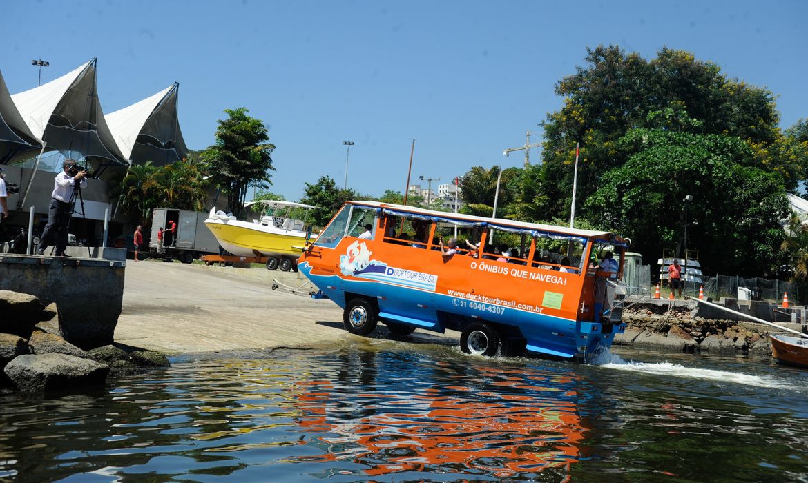 Rio de Janeiro - Chamado de Duck Copacabana, o primeiro veículo anfíbio da frota da Duck Tour Brasil começa a receber passageiros no Rio  (Tânia Regô/Agência Brasil)