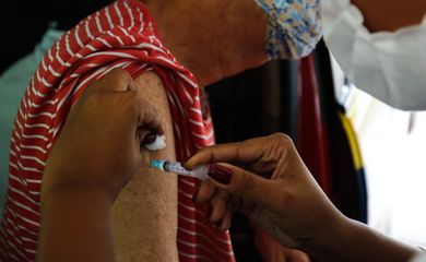Vacinação drive thru na Universidade Estadual do Rio de Janeiro (UERJ), zona norte do Rio. A cidade do Rio de Janeiro retoma hoje (25) sua campanha de aplicação da primeira dose da vacina contra a covid-19 em idosos da população em geral. 