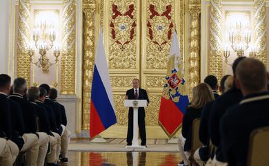 Em cerimônia no Kremlin, o presidente Putin se despede da equipe russa de atletas que vem ao Brasil para os Jogos Rio 2016