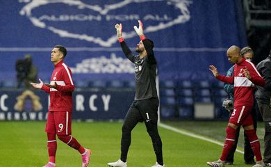 Roberto Firmino, Alisson e Fabinho entram em campo antes de partida do Liverpool contra o West Bromwich Albion pelo Campeonato Inglês