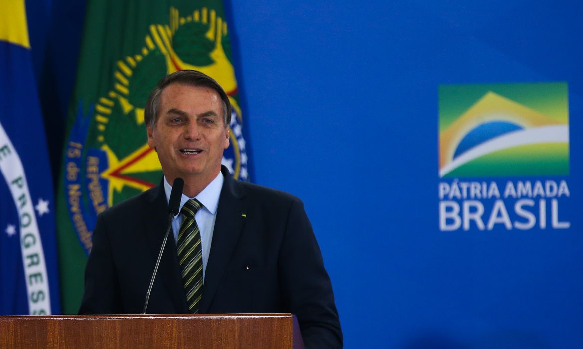  O Presidente Jair Bolsonaro, cumprimenta os Oficiais-Generais promovidos, durante solenidade no palácio do planalto