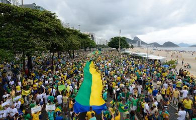 Rio de Janeiro - Manifestação em Copacabana contra a corrupção e pela saída da presidenta Dilma Rousseff (Tânia Rêgo/Agência Brasil)