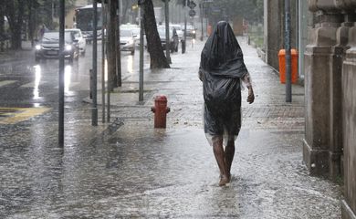 Rio de Janeiro (RJ) 22/03/2024 – Temporal atinge o Rio de Janeiro e trabalhadores deixam a região central da cidade, que tem ponto facultativo decretado com previsão de chuvas extremas. Foto: Fernando Frazão/Agência Brasil