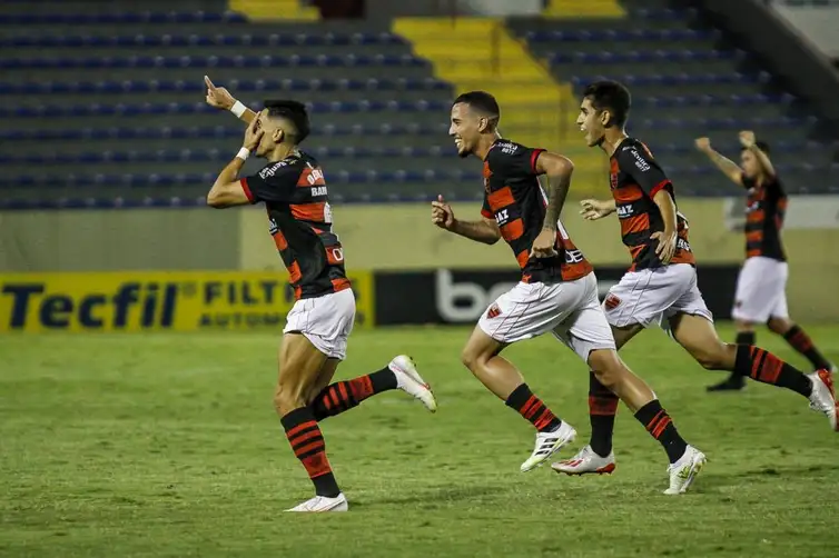 Guilherme Drovas / Oeste FC / Direitos Reservados Raí Ramos comemorando o único gol da partida.