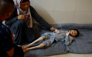 Younis Joma, uma criança palestina com desnutrição, ao lado da mãe, Ghaneyma Joma, no hospital Nasser, em Khan Younis, norte da Faixa de Gaza
08/07/2024 REUTERS/Mohammed Salem/File Photo