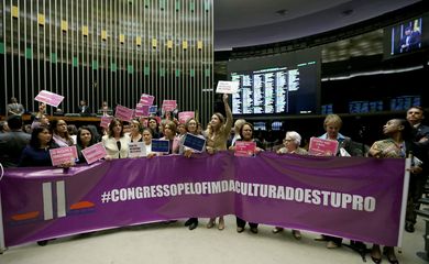 Brasília - Bancada feminina  participa de ato no Plenário do Congresso Nacional contra a cultura do estupro  (Wilson Dias/Agência Brasil)