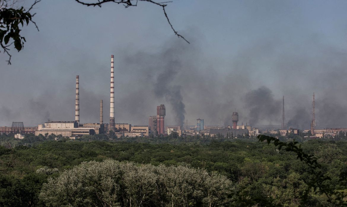 Fumaça após ataque militar atingir fábrica química de Azot, em Sievierodonetsk, na Ucrânia