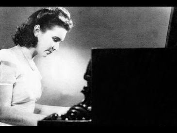 Marina Moura Peixoto no estúdio da Rádio MEC em 1945