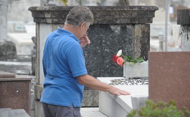 Rio de Janeiro - Dia dos Finados foi de intenso movimento no Cemitério São João Batista em Botafogo. Além de parentes e amigos, fãs de artistas também fizeram visitas aos túmulos (Tomaz Silva/Agência Brasil)