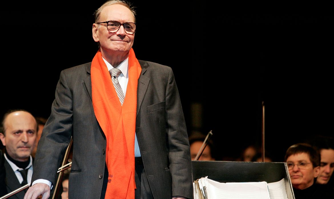 Ennio Morricone conduz orquestra durante concerto em Milão. Compositor morreu aos 91 anos