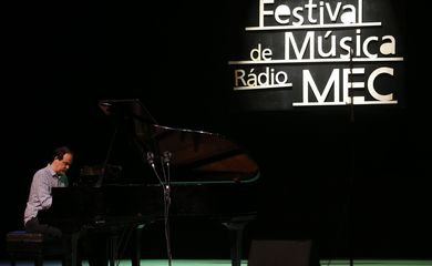 Entrega de prêmios aos músicos no Festival de Música Rádio MEC 2018, no Teatro João Caetano