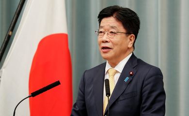 Secretário-chefe de gabinete do Japão, Katsunobu Kato, durante entrevista coletiva em Tóquio