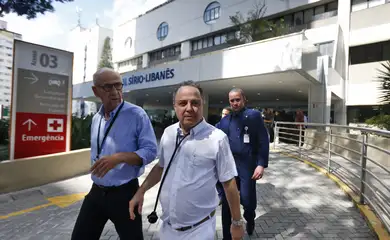 São Paulo (SP), 11/12/2023 - Dr. Roberto Kalil Filho saindo do Hospital Sírio Libanes, onde está internado o presidente Lula após cirurgia. Foto: Paulo Pinto/Agencia Brasil