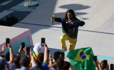 Rayssa Leal celebra medalha no skate com torcida brasileira
 28/7/2024     REUTERS/Pilar Olivares