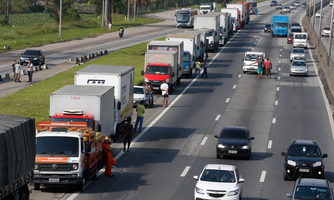 Paralisação dos caminhoneiros na Rodovia Presidente Dutra, no Rio de Janeiro. 