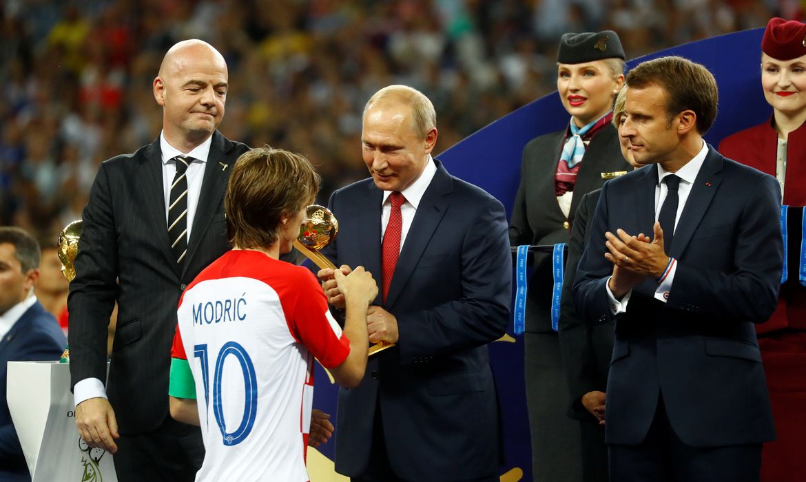 Luka Modric recebe o prêmio Bola de Ouro da Fifa