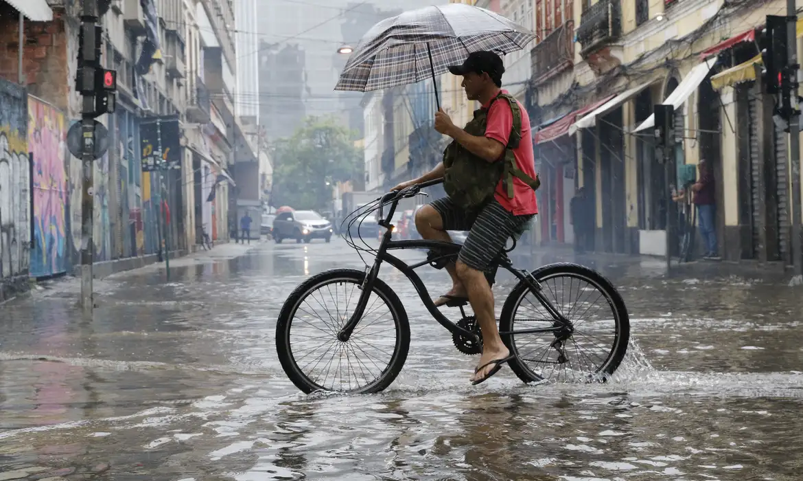 Rio de Janeiro (RJ) 22/03/2024 – Temporal atinge o Rio de Janeiro e trabalhadores deixam a região central da cidade, que tem ponto facultativo decretado com previsão de chuvas extremas. Foto: Fernando Frazão/Agência Brasil