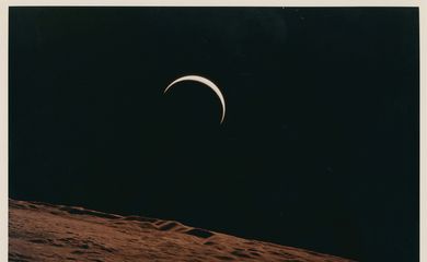 Lote 558, Terra crescente subindo além do horizonte estéril da Lua, 26 de julho a 7 de agosto de 1971, tomada pelo tripulante da Apollo 15 Alfred Worden