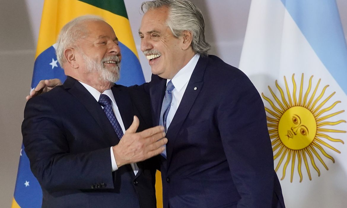 Brasília (DF) 30/05/2023     O presidente Lula conversa com o  presidente da Argentina, Alberto Fernández, durante fotografia oficial dos Presidentes dos países da América do Sul. No palácio do Itamaraty. Foto Rafa Neddermeyer/ Agência Brasil