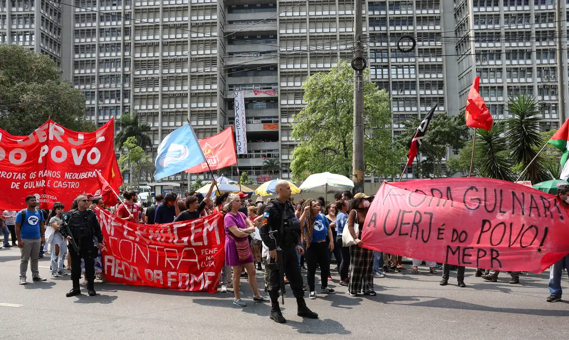 Rio de Janeiro (RJ), 19/09/2024 – Estudantes acampados no campus Maracanã da Universidade Estadual do Rio de Janeiro (Uerj) fazem manifestação em frente a instituição, na zona norte da capital fluminense. Foto: Tomaz Silva/Agência Brasil