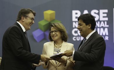 Brasília - O presidente do CNE, Eduardo Deschamps, a secretária executiva do MEC, Maria Helena Castro, e o ministro da Educação, Mendonça Filho participam da entrega da BNCC (Fabio Rodrigues Pozzebom/Agência Brasil)