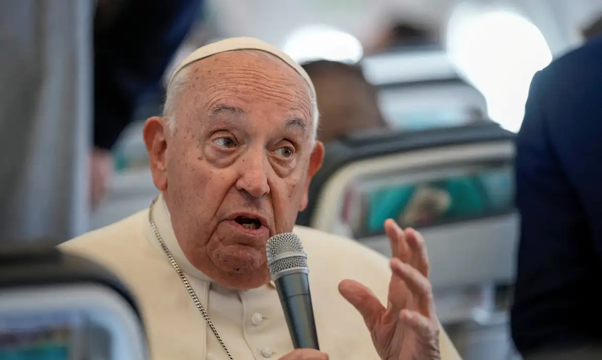 FILE PHOTO: Pope Francis talks to journalists on the flight back to Rome at the end of his four-day visit to Belgium and Luxembourg, September 29, 2024. Reuters/Andrew Medichini/Proibida reprodução