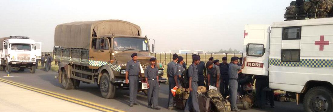 Soldados de Nova Deli seguem para ajudar as vítimas do terremoto em Katmandu, Nepal