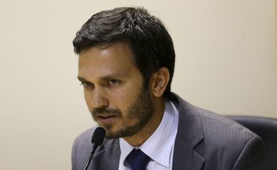 O secretário Nacional de Portos e Transportes Aquaviários, Diogo Piloni, durante cerimônia para assinatura de portarias que vão alterar as áreas de poligonais de 16 portos organizados do Brasil.