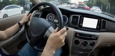 Close de painel de carro com pessoa dirigindo