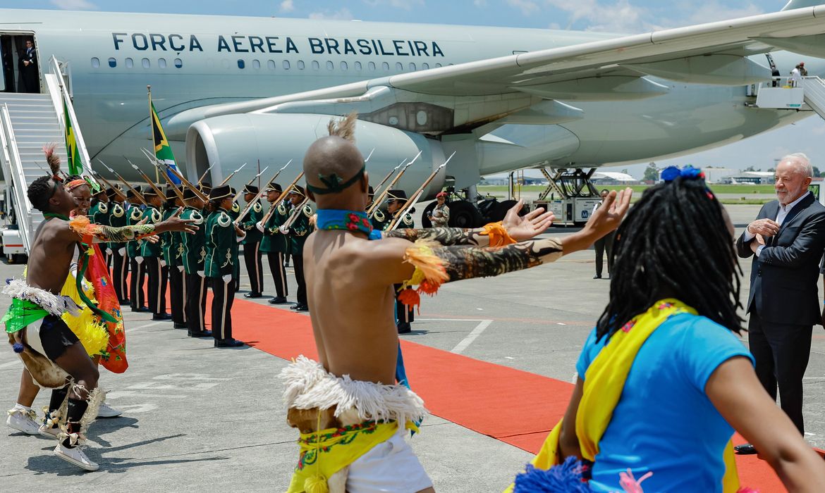 Ricardo Stuckert / PR Joanesburgo (África do Sul) - 21/11/2025 - Presidente da República, Luiz Inácio Lula da Silva, durante a chegada a Joanesburgo. Aeroporto Internacional O.R. Tambo – Foto: Ricardo Stuckert / PR
