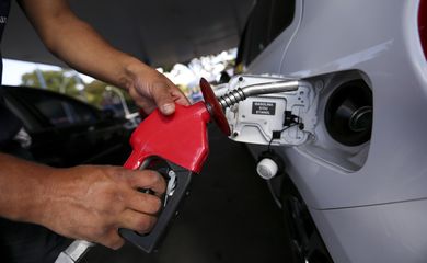 Brasília - Postos de combustíveis ajustam os preços e repassam para o consumidor o aumento da alíquota do PIS e Cofins pelo litro da gasolina(Marcelo Camargo/Agência Brasil)