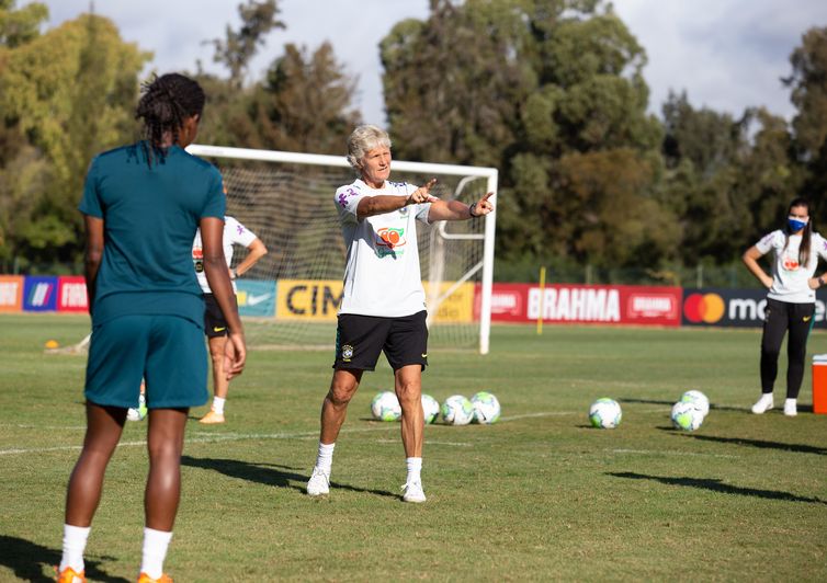 Pia Sundahage comanda treino da seleção brasileira em Portimão (Portugal). 
