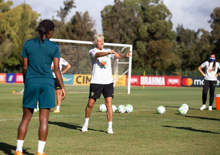 Pia Sundahage comanda treino da seleção brasileira em Portimão (Portugal).