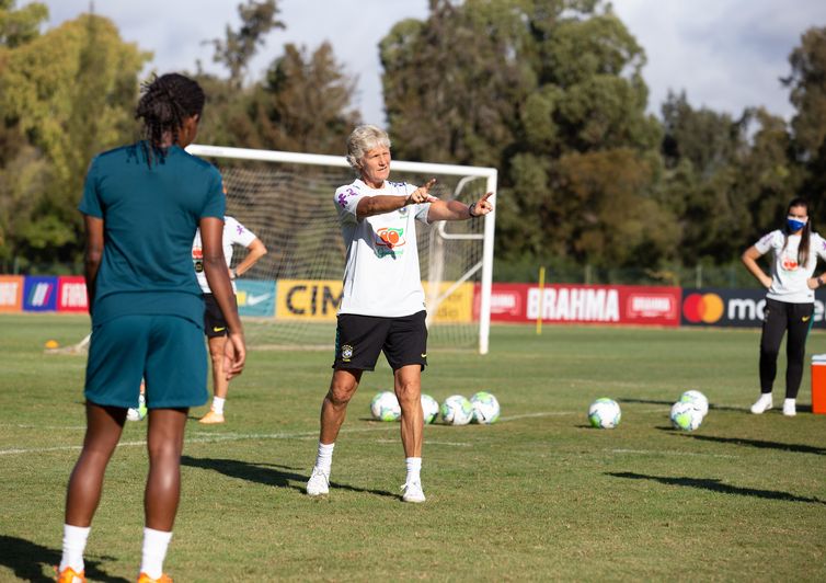 Pia Sundahage comanda treino da seleção brasileira na Granja Comary, em Teresópolis (RJ)