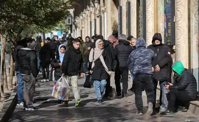 Pessoas caminham por lojas em Teerã
 30/12/2025   Majid Asgaripour/WANA (West Asia News Agency) via REUTERS