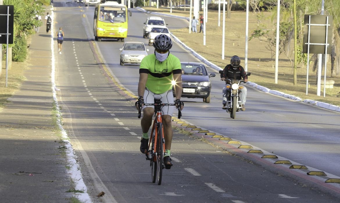 Ciclistas pedalam pela cidade