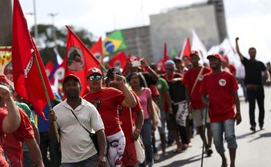 Integrantes do Movimento dos Trabalhadores Rurais Sem Terra (MST) e de outros segmentos sociais fazem ato público em apoio ao registro da candidatura de Luiz Inácio Lula da Silva à Presidência da República. 
