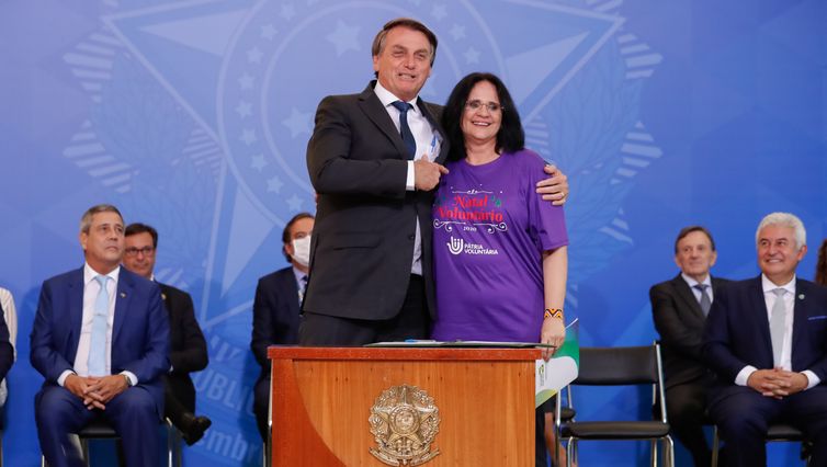 O presidente Jair Bolsonaro assinou ainda dois decretos, um que institui o comitê interministerial de doenças raras, com e o prêmio de acessibilidade do Ministério da Mulher, da Família e dos Direitos Humanos