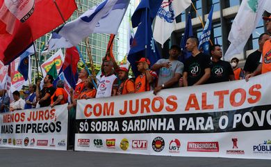 São Paulo (SP), 21/03/2023 - Centrais Sindicais protestam contra juros altos em frente ao prédio do Banco Central, na Avenida Paulista. Foto: Fernando Frazão/Agência Brasil
