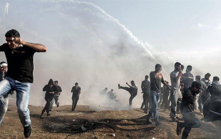 Confronto entre palestinos e tropas do Exército israelense na Faixa de Gaza