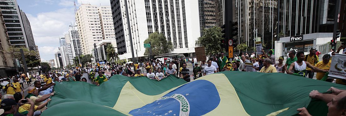 Manifestantes carregam bandeira do Brasil na Avenida Paulista