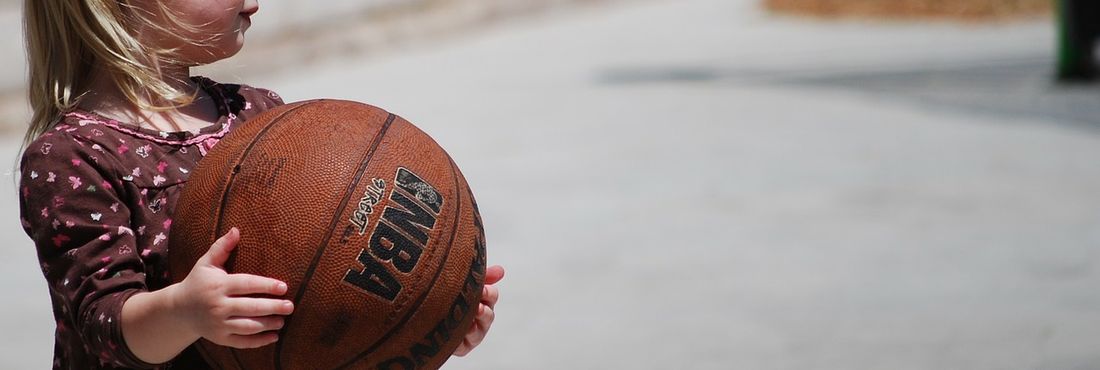 Menina com bola de basquete Basquete