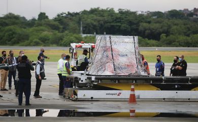 O primeiro lote com cerca de 90 litros do Ingrediente Farmacêutico Ativo (IFA) para a produção da vacina Oxford-AstraZeneca contra a covid-19, chega ao terminal de cargas do Aeroporto Internacional Tom Jobim-RIOGaleão
