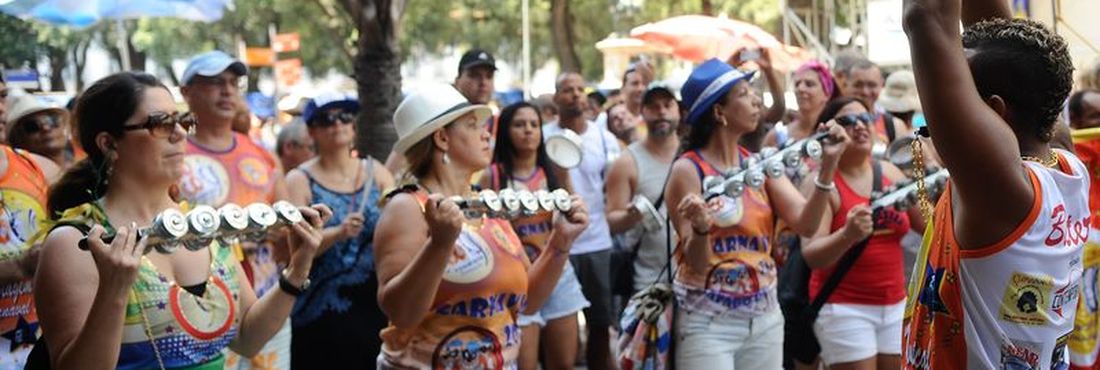 Bloco de rua Tamborim Sensação abre carnaval não oficial na Praça XV, centro do Rio