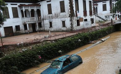 Fortes chuvas deixam ruas inundadas em Petrópolis 