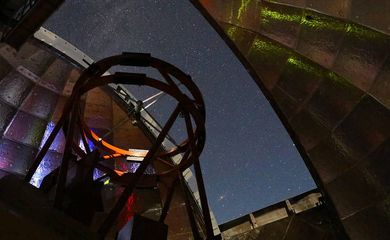 Visão de dentro da cúpula do Infrared Telescop Facility durante uma noite de observações. Equipamento será usado para medir o espectro infravermelho do asteróide 2001 FO32.
